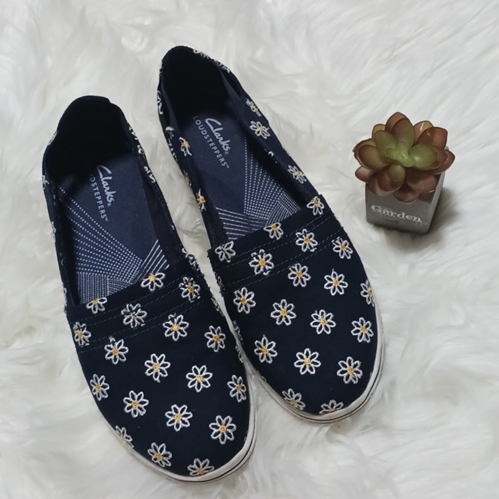 Adorable blue daisy Clark's cloudsteppers slip on sneakers size 9